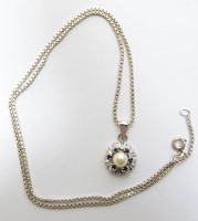 835er-Silberkette mit Anhänger besetzt mit Perle und Saphiren, L. Kette: 50 cm, L. Anhänger: 2 cm, zus. 7 gr.