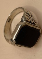 Auktion 359 / Los 1026 <br>Herrenring mit schwarzen Lagenstein, Silber-835-, RG 56, 5,2 gr.