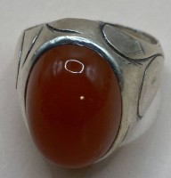 Auktion 359 / Los 1036 <br>massiver Silberring mit orangenen Cabochon, RG 63, 9,8 gr.
