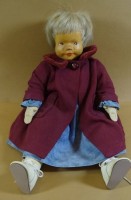 Auktion 331 / Los 12020 <br>Puppe mit Stoffkörper, Kopf mit Narbe, H-35 cm