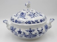 Los 8013 <br>gr. Deckel-Terrine, Meissen Schwertermarke, Zwiebelmuster, 3 Schleifstriche, H-25cm B-36,5cm.