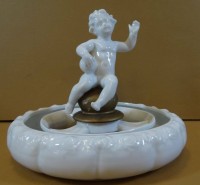 Los 8048 <br>Steckschale mit Putto "Schaubach Kunst", Finger minimaler Chip, H-13 cm, D-16 cm