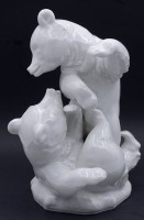 Auktion 332 / Los 8021 <br>Spielende Bären "Meissen", Mod.Nr. P.252, Schwertermarke, 1.Wahl, H. 19,5cm