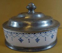 Los 9002 <br>ovale Schmalzdose mit Zinndeckel, H-9 cm, 15x12 cm