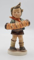 Los 9004 <br>Hummelfigur - Bandoneonspieler, Nr. 185, Goebel um 1940/50, U.S. Zone, H-14cm.