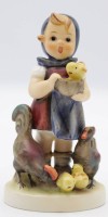 Los 9008 <br>Hummelfigur, Im Hühnerhof, Goebel, Nr. 199/0, um 1964 , H-11,8 cm