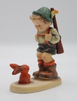 Los 9013 <br>Hummelfigur, kl. Jäger mit Hasen, Goebel, Modellnr. 6/0, H-12cm, um 1950
