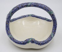 Los 9016 <br>Henkelschale mit reliefiertem blauem Vergißmeinichtdekor auf beigem Grund, Entw. Süss, Majolika, H-13,5cm ca. D-18,5cm.