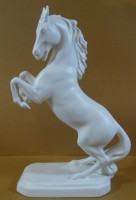 Los 9030 <br>aufsteigendes Pferd "Goebel" weiss, H-23 cm
