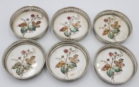 Los 9033 <br>6 Glasuntersetzer aus Keramik mit Metall gefasst , Florale Bemalung , gemarkt 4/0 .