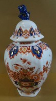 Los 9040 <br>Deckelvase "Delft" buntes, florales Dekor, H-27 cm