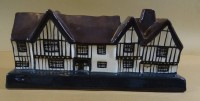Los 9069 <br>Keramik-Modell eines englischen Gasthauses "The Swan" in Lovenham, Mudlen End Studio, Handarbeit, H-10 cm, 21x9 cm