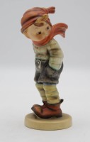 Los 9070 <br>Hummelfigur, Lausbub, Nr. 43, Goebel um 1950, an Standplatte bestossen, H-13,5cm.