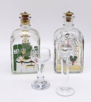 Los 10000 <br>2 mit Weihnachtsmotiven bemalte Flaschen sowie zwei Aquavit-Gläsern, Holme Gaard Kopenhagen, H. Flaschen 19 cm, Gläser 10,5 und 14 cm, mit Altersspuren, Korken abgenutzt