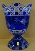 Auktion 338 / Los 10033 <br>gr. Vase, blau überfangen "Meissner Kristall" Etikett, floral beschliffen, H-27 cm, D-18 cm