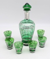 Auktion 338 / Los 10003 <br>Grüne Glas Karaffe mit 6 Bechern, Glas mit Silber Monturen,Karaffe H. 25,5cm, Silber berieben