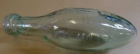 Los 10051 <br>alte kl. Mineralwasser-Flasche, Chichester-England (Sattel-Flasche?), L-19 cm