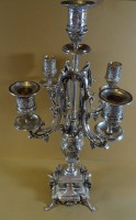Auktion 338 / Los 15048 <br>hohe 5-flammiger Gründerzeit- Kerzenhalter, versilbert, H-43 cm, D-ca. 15 cm, eine Tülle fehlt