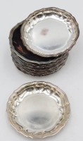 Auktion 500010 / Los  <br>12 versilberte Glasuntersetzer, alle gleiches Design jedoch unterschiedliche Hersteller ,  Cohr -  Prima u. Atla gemarkt . D-8cm