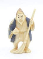 Los 15001 <br>Netsuke, Mann mit Besen, Kunstharz, Unterseite signiert, H. 5 cm, Bemalung abgerieben