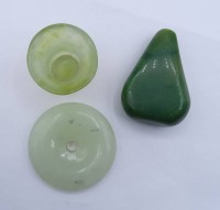 Los 15002 <br>3 Teile Jade, Becher sowie durchbohrte Scheibe und tropfenförmiges Stück, Ø Scheibe: 5,6 cm