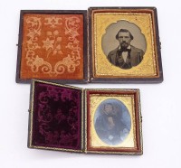 Los 15003 <br>2 antike Reisebilderrahmen mit Fotografien, 8,3 x 9,5 x 2 cm und 6,3 x 7,5 x 2 cm, mit Altersspuren, gr. Rahmen in der Mitte gerissen