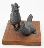 Los 15031 <br>Hühner-Gruppe, Metall auf Holz, ca. H-11cm.