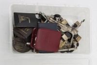 Los 15040 <br>christliches Konvolut, Kreuze, Rosenkränze etc. , gr. Kreuz L-5,7cm.