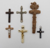 Los 15042 <br>6x div. kl. Kruzifixe, teilw. älter, untersch. Materialien, Größtes L-10cm.