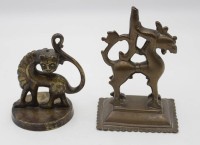 Los 15052 <br>2x figürl. Bronze-Objekte, wohl Stand ?, Fabeltiere, ca. H-16cm.