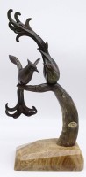 Auktion 338 / Los 15561 <br>Zwei Vögel auf Zweigen, Metall/Horn auf massiver Marmorsockel, H-46 cm,