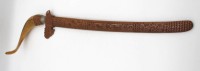 Auktion 332 / Los 15528 <br>indonesischer Dolch, verzierter Horngriff, beschnitzte Holzscheide, wohl 20. Jhd., L-66cm.