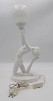 Los 16051 <br>schöne figürl. Tischlampe, Art-Déco Tänzerin, weiß, H-47,5cm.