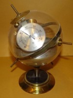 Los 16056 <br>Wetterstation in Sputnik-Form, Messing mit Acryl, dieser mit Riss, H-20 cm