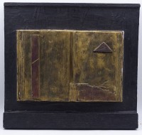 Ablage aus Holz mit Buch aus Stuck gefertigt,Rückseitig unleserlich signiert ,Datiert und Nummeriert:  89, Werk Nr. 694, 27x29cm,Stuck Abplatzer