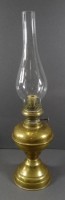 Auktion 331 / Los 16000 <br>hohe Petroleumlampe, Messing, H-mit Zylinder 53 cm, Zylinderfassung lose