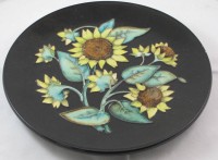 Auktion 336 / Los 9025 <br>gr. Wandplatte mit Sonnenblumendekor, ungemarkt, kl. Abplatzer am Rand, D-32cm
