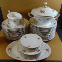 Art Deko Speiseservice "Sorrau", 52 Teile, 14 tiefe Teller (1x mit Chip), 16 flache Teller, Platte (Chip), Suppenterrine, 3x grosse, 3x kleine Schalen, 7 Mittelteller, 5 Beilagenteller, 2 Saucieren