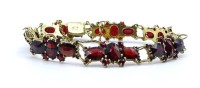 Auktion 332 / Los 1320 <br>333er GG Granat Armband, 2 kleine Steine fehlen,ca.L- 19,5cm, 14,7gr.