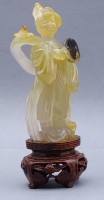 gelbe Jadeschnitzerei, Chinesin mit Fächer auf Holzsockel, China, 18/19. Jhd? , H-ca. 14 cm, rechte Seite Schmetterling mit Abplatzer?,