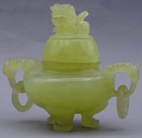 Jade-Schnitzerei, kl. Salbentiegel oder ähnliches, H-6,5 cm, D-8 cm
