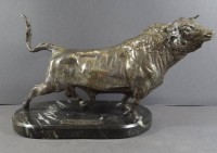 Stierskulptur auf Sockel, dieser beschriftet "Espana 1937/38 Zaragoza", wohl Guss? versilbert, ein Hinterlauf restauriert, H-20 cm, L-30 cm