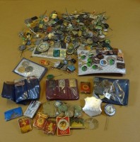 Los  <br>gr. Lot div. Pins und Kleinabzeichen, ungepflegter Kellerfund