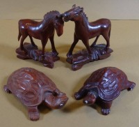 Los  <br>4x Rosenholzschnitzereien, 2x Pferde H-8 cm, L-8 cm, 2x Schildkröten, H-3 cm, L-8 cm