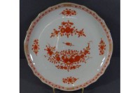 Auktion 373<br>runder Teller, Meissen, ind. Blumen in korallenrot, H-4 cm, D-28 cm, 1.Wahl, guter Zustand
