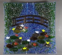 Los 10035 <br>gr., geschweifte Schale, Buntglas, beschriftet "Hommage a Monet" , H-7 cm, 37x37 cm