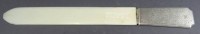Auktion 331 / Los 11054 <br>gr. Buchseitenwender, massiver Silbergriff-800-, um 1930, L-35 cm, 103 gr., India beschriftetes Blatt, wohl Bein, leicht beschädigt