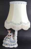 Auktion 331 / Los 16032 <br>Tischlampe "Dresden" sitz. Mädchen mit Blumenkorb, Spitzenkleid tw. bestossen, H-43 cm