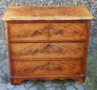 Biedermeier-Kommode, Nussbaum, leicht restaurierungsbedürftig, H-81cm B-91,5cm T-47,5cm.