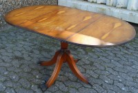 Auktion 337 / Los 14026 <br>englischer Klapptisch, Löwentatzen, Gebrauchsspuren, leicht restau.bedürftig, H-72cm B-ausgeklappt 147cm T-90cm.